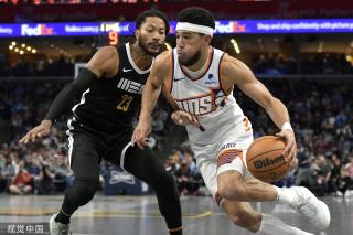 [图]英超-库尼亚角球破门 十人曼联0-2不敌狼队.