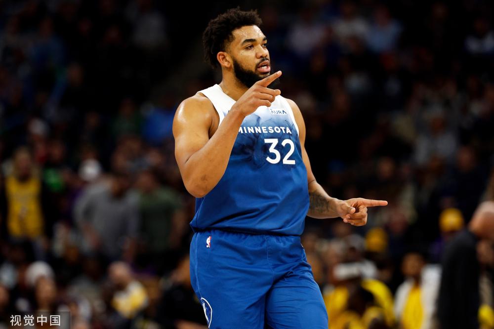 [图]英超-库尼亚角球破门 十人曼联0-2不敌狼队.